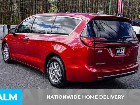 Used 2024 Chrysler Pacifica Touring-L image 4