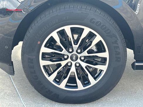 Used 2025 Ford Expedition Platinum AWD/4WD image 4