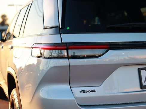 New 2025 Jeep Grand Cherokee Limited image 9