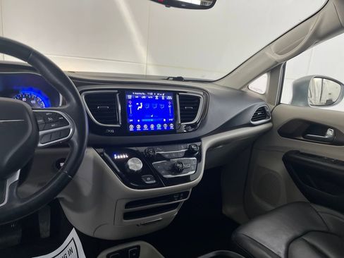 Used 2017 Chrysler Pacifica Touring-L image 33