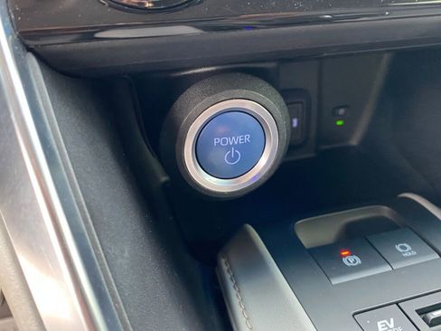 Used 2021 Toyota Venza LE image 6