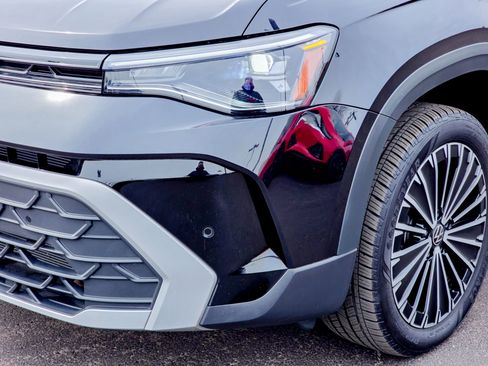 Used 2025 Volkswagen Taos SE image 5