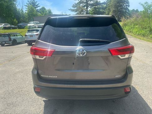 Used 2017 Toyota Highlander LE w/ Carpet Mat Package AWD/4WD image 4