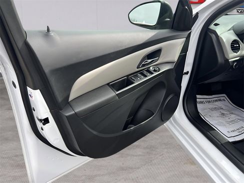 Used 2015 Chevrolet Cruze LS image 9