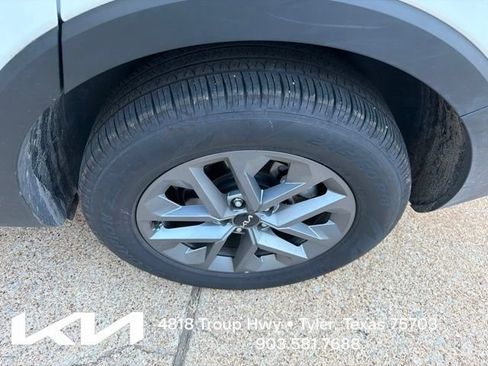 Certified 2025 Kia Telluride LX FWD image 8