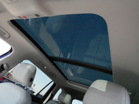 Certified 2023 Volkswagen Tiguan SE w/ Panoramic Sunroof Package image 31