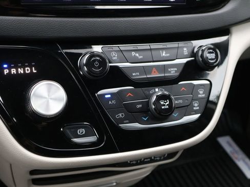 Used 2024 Chrysler Pacifica Touring-L FWD image 8