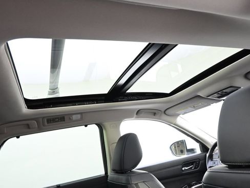 Used 2023 Nissan Pathfinder Platinum image 17