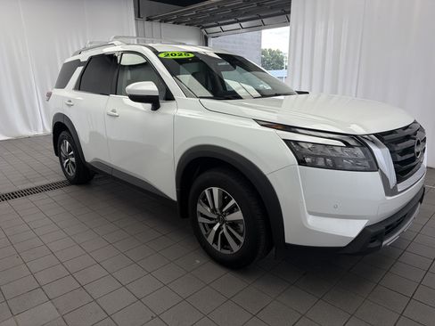 Used 2025 Nissan Pathfinder SL AWD/4WD image 3