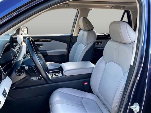 Certified 2025 Honda Pilot Touring image 8