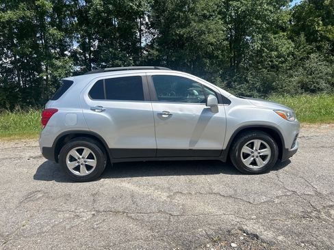 Used 2018 Chevrolet Trax LT w/ LT Convenience Package FWD image 6