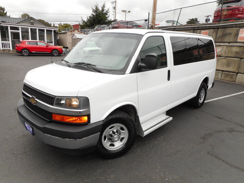 Used 2017 Chevrolet Express 3500 LT w/ LT Preferred Equipment Group RWD image 4