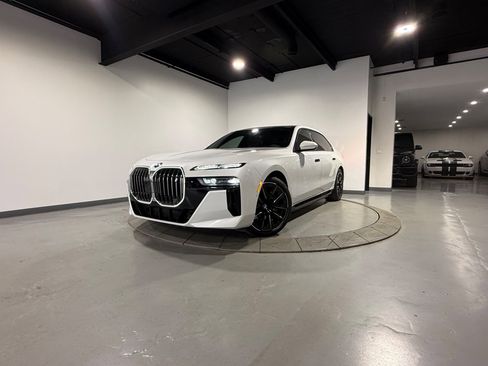 Used 2023 BMW i7 xDrive60 w/ Executive Package 2 AWD/4WD image 7