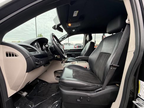 Used 2019 Dodge Grand Caravan SXT FWD image 17