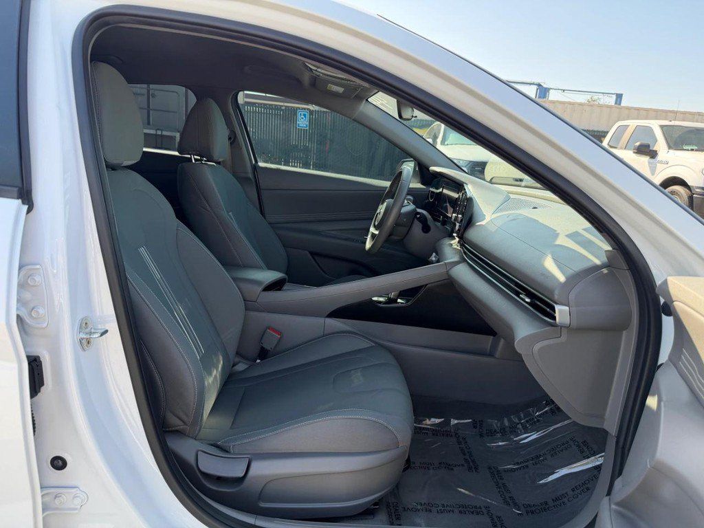 Used 2022 Hyundai Elantra SEL w/ Convenience Package FWD image 21