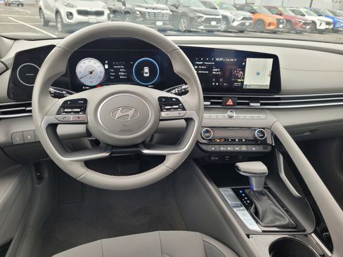 Used 2025 Hyundai Elantra SEL image 18