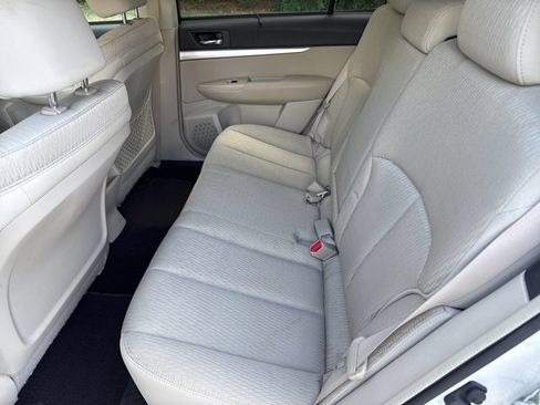 Used 2010 Subaru Outback 2.5i Premium AWD/4WD image 11