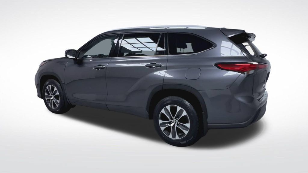 Used 2022 Toyota Highlander XLE AWD/4WD image 24