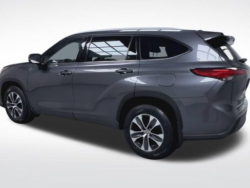 Used 2022 Toyota Highlander XLE AWD/4WD image 24