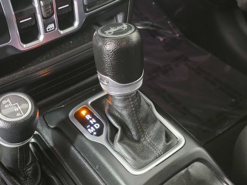 Used 2018 Jeep Wrangler Unlimited Sport S AWD/4WD image 36