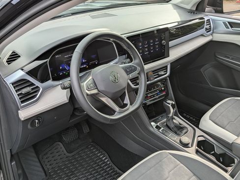 Used 2025 Volkswagen Taos SE w/ Panoramic Sunroof Package image 12