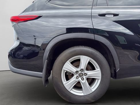 Used 2020 Toyota Highlander LE AWD/4WD image 25