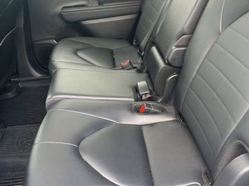 Used 2025 Toyota Highlander XLE image 11