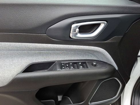 Certified 2024 Jeep Compass Latitude image 13