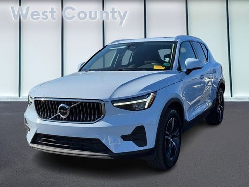 Certified 2025 Volvo XC40 B5 Core image 9