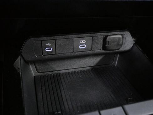 Certified 2025 Toyota Prius LE image 32