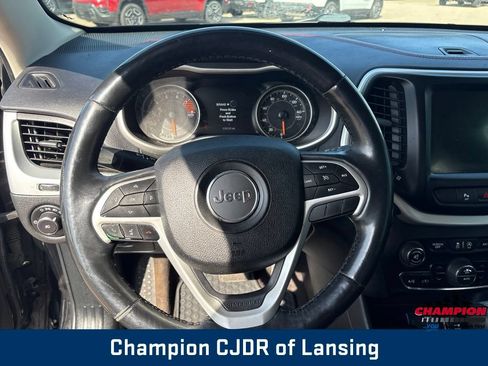 Used 2018 Jeep Cherokee Trailhawk w/ Comfort/Convenience Group AWD/4WD image 19