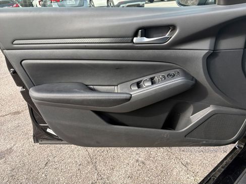 Used 2025 Nissan Altima 2.5 SV image 18