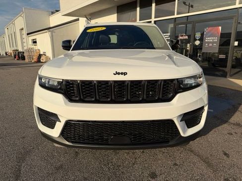 Used 2023 Jeep Grand Cherokee Altitude AWD/4WD image 44