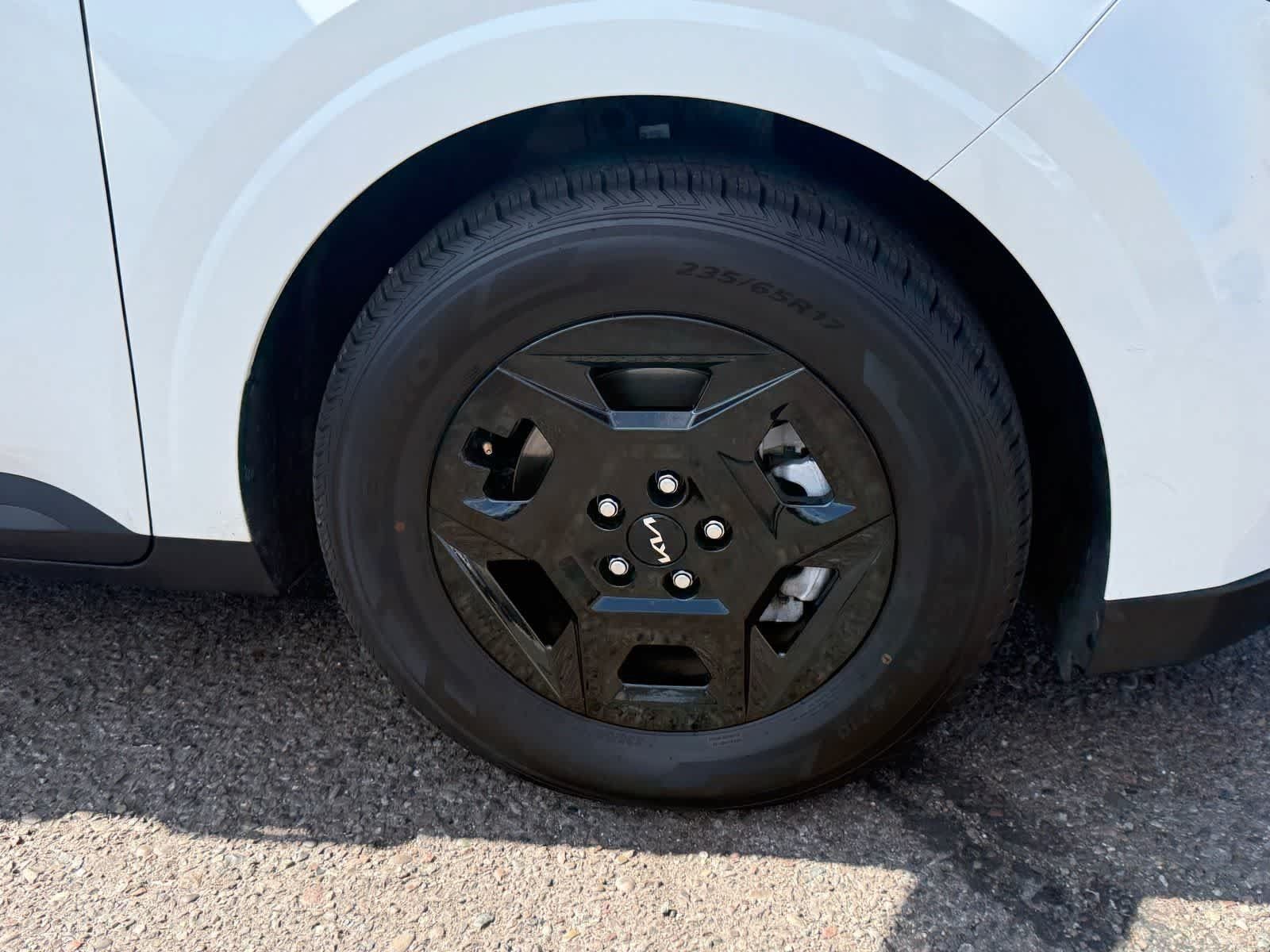 Used 2025 Kia Carnival FWD image 12