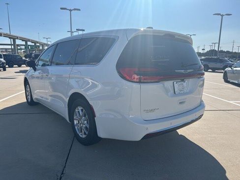 New 2026 Chrysler Pacifica Select image 6