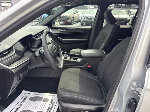 Used 2025 Jeep Grand Cherokee Laredo X w/ Luxury Tech Group I AWD/4WD image 9