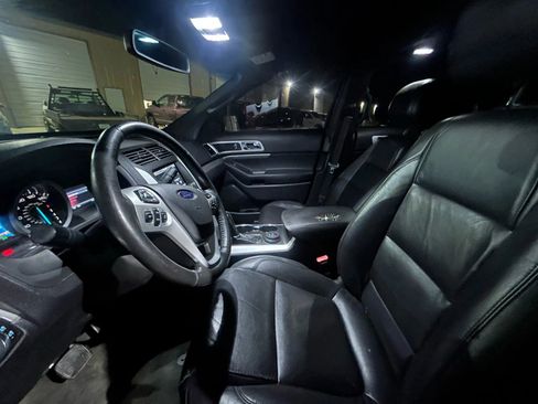 Used 2015 Ford Explorer XLT w/ Equipment Group 202A image 6