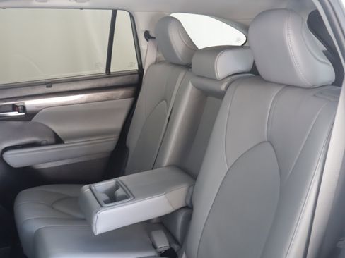 Used 2023 Toyota Highlander Limited image 27