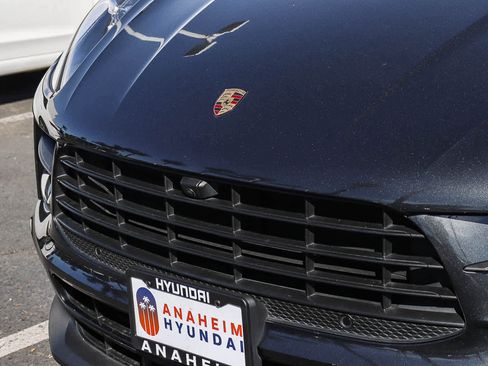 Used 2020 Porsche Macan image 3