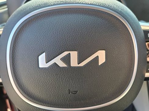 Used 2024 Kia Carnival LX FWD image 33