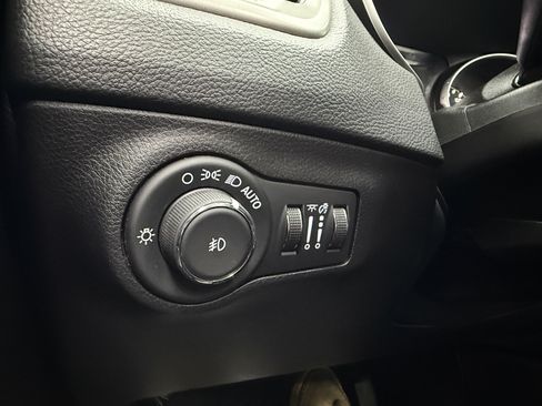 Used 2020 Jeep Compass Latitude FWD image 20