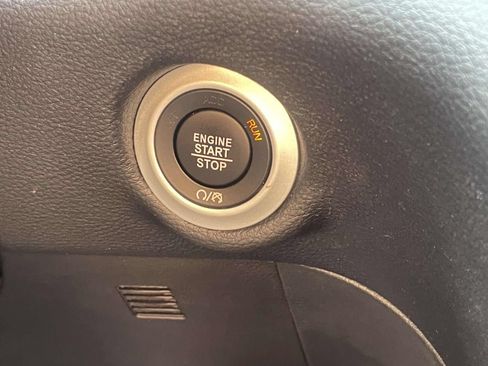 Used 2025 Chrysler Pacifica Limited FWD image 19