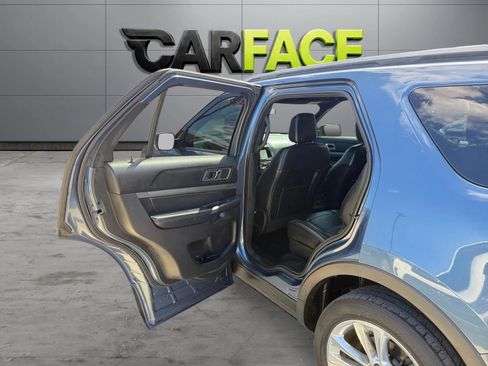 Used 2018 Ford Explorer XLT w/ Equipment Group 202A AWD/4WD image 17