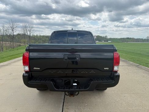 Used 2016 Toyota Tacoma TRD Sport w/ Premium & Technology Package image 4