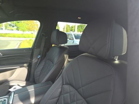 Used 2024 BMW X7 xDrive40i w/ M Sport Package AWD/4WD image 8