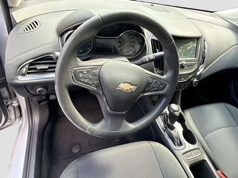 Used 2018 Chevrolet Cruze LT w/ Convenience Package FWD image 13