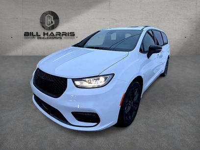 New 2026 Chrysler Pacifica Limited w/ Uconnect Theater Family Group