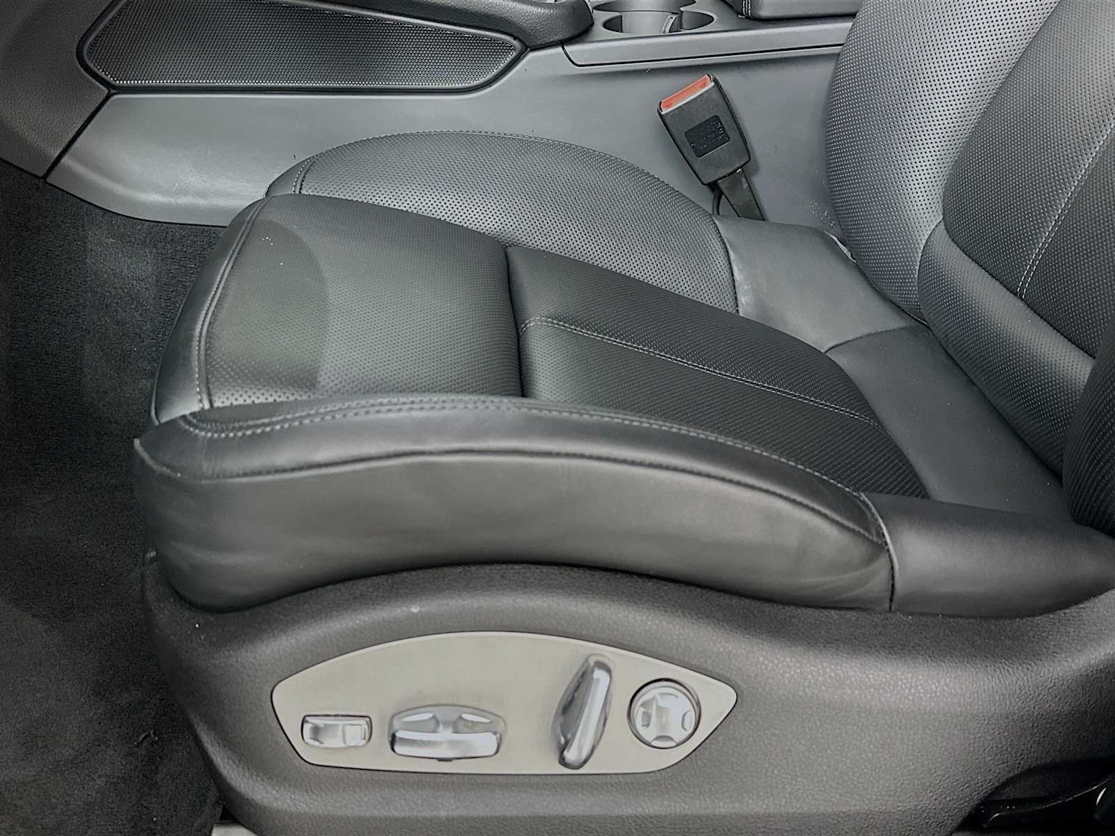 Certified 2026 Porsche Macan AWD/4WD image 12