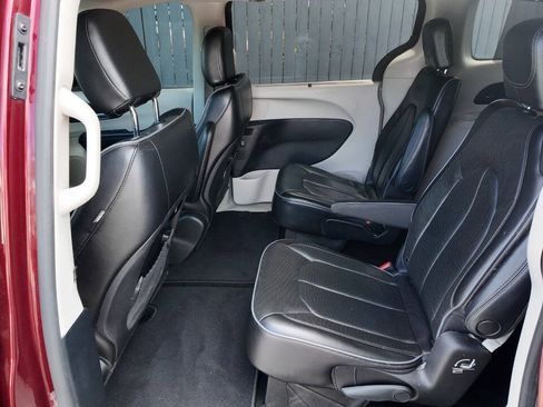Used 2019 Chrysler Pacifica Limited FWD image 10