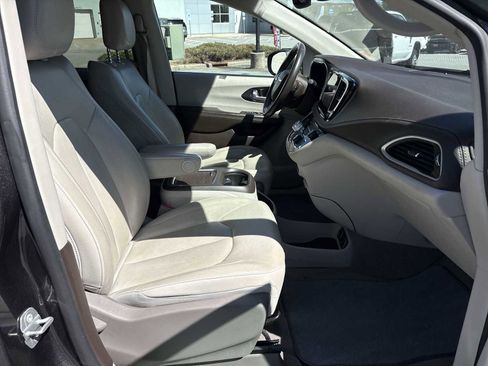 Used 2021 Chrysler Pacifica Touring-L FWD image 26